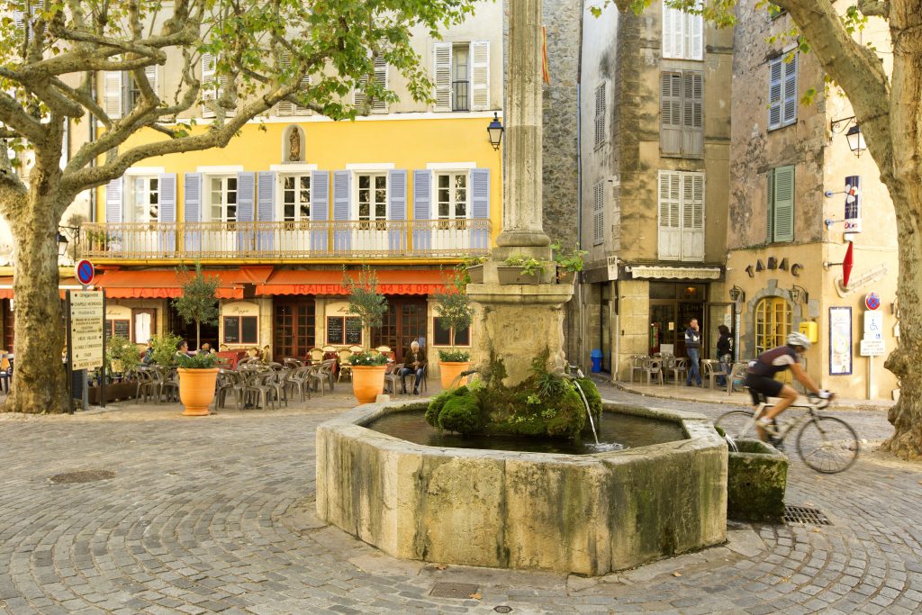France, Var (83), Dracenie, Bargemon, place Philippe Chauvier, fontaine