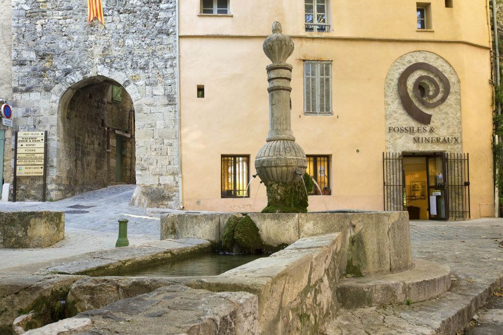 France, Var (83), Dracenie, Bargemon, ancienne porte de la cite medievale, fontaine de la Mairie et son Melarguier