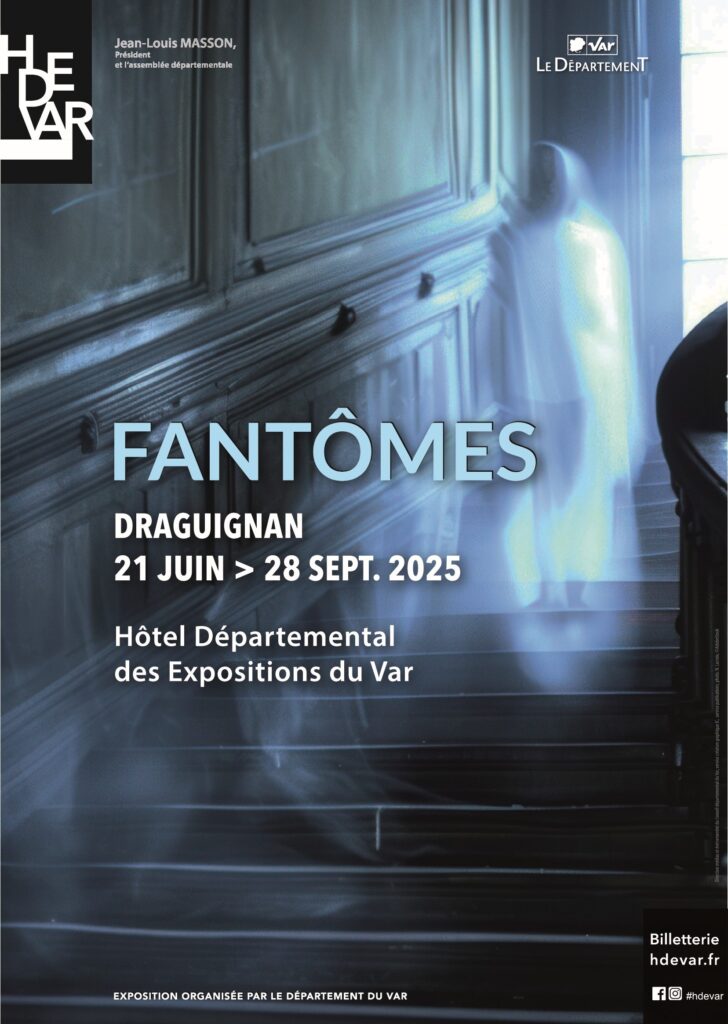 Photo d'un fantome montant un escalier sombre, ambiance fantomatique