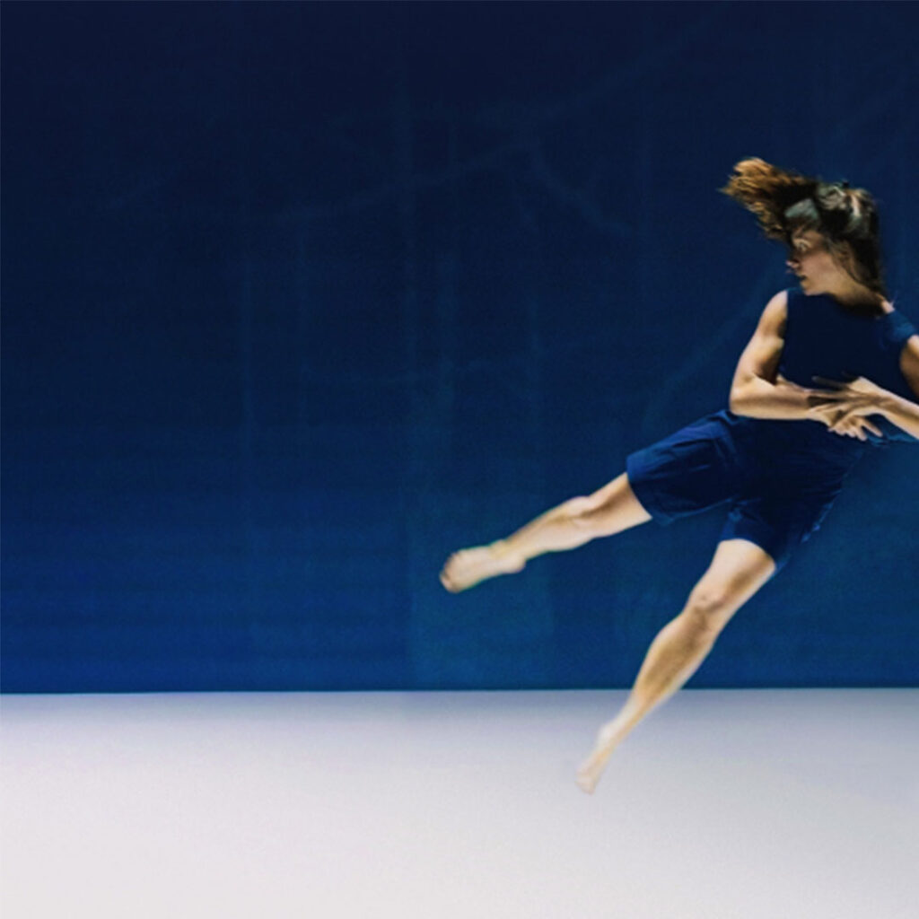 Danseuse volant et semblant flotter dans les airs