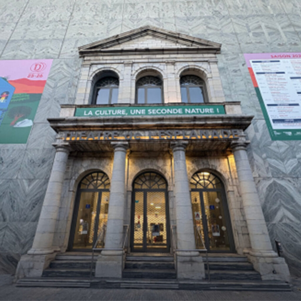 photo de la facade du théâtre de l'esplanade à Draguigan, facade classé en marbre blanc et gris
